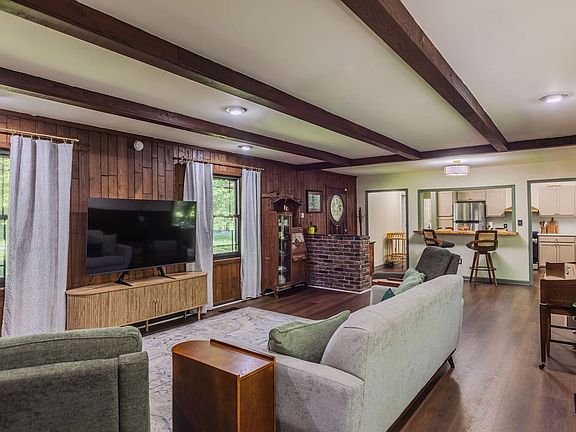 3rd image of 924 Spring Valley Rd