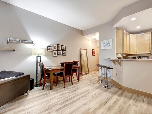 4th image of 360 W Washington Ave Unit 406