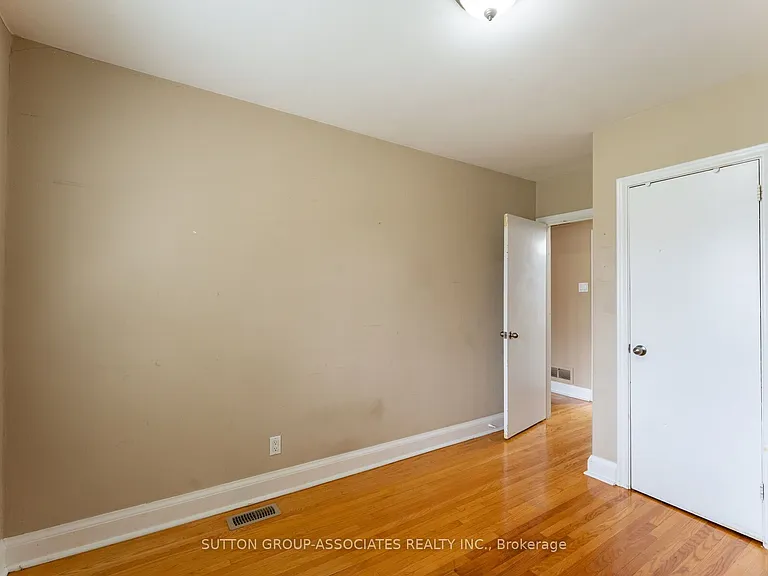 21 Deevale Rd #MAIN FL — Photo 22