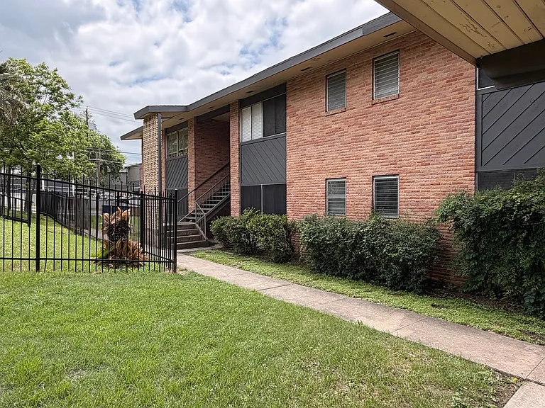 3304 Red River St — Photo 15