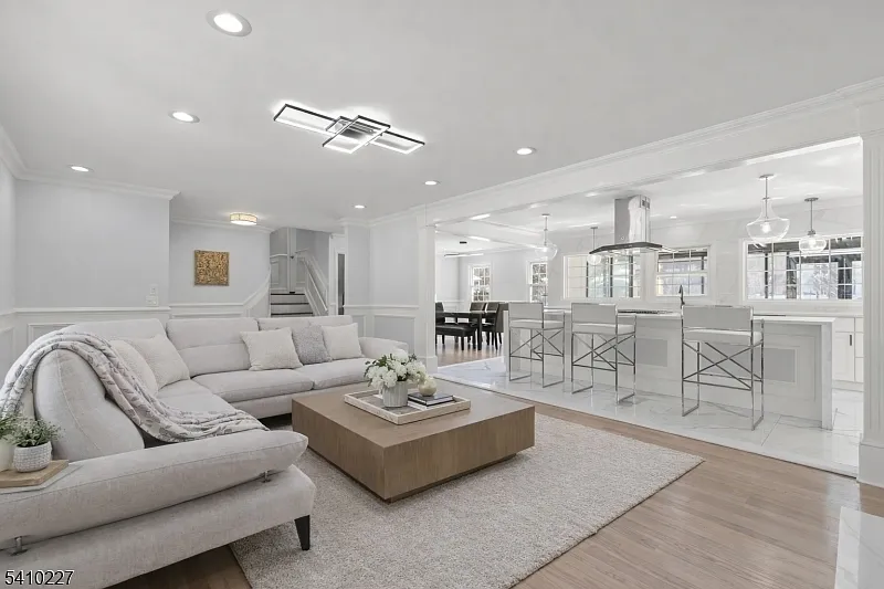 4 bed, 3.5 bath, $8,990 — Photo 3