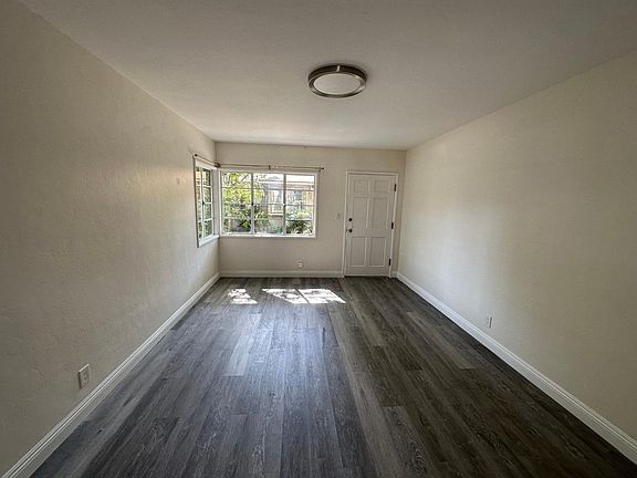 3rd image of 10903 Moorpark St #1/2
