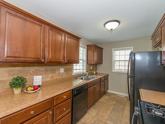 4th image of 147 Old Farm Ln