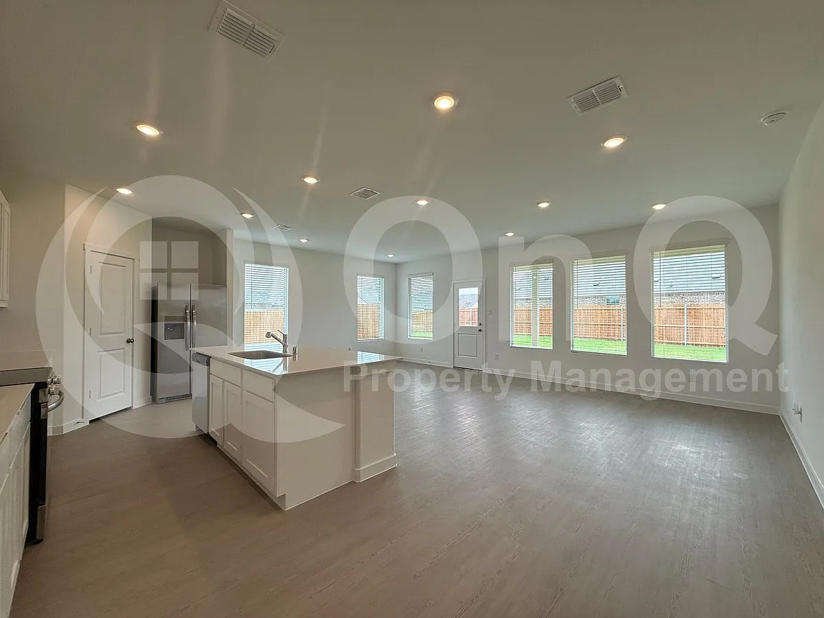 4 bed, 2.0 bath, 2062 sqft, $2,249 — Photo 4