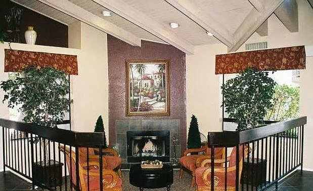 La Estancia Apartments — Photo 27