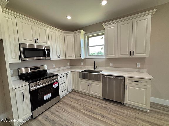 4th image of 34 Governors Cir