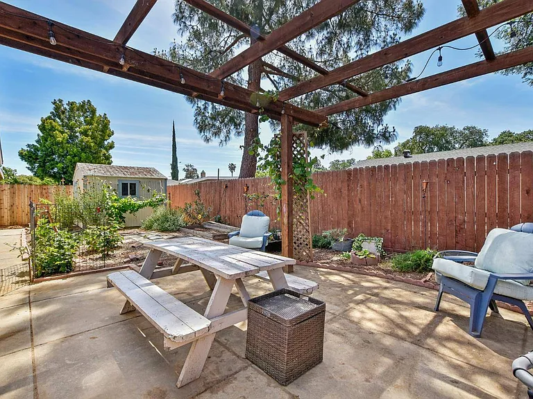548 Bass Dr — Photo 17