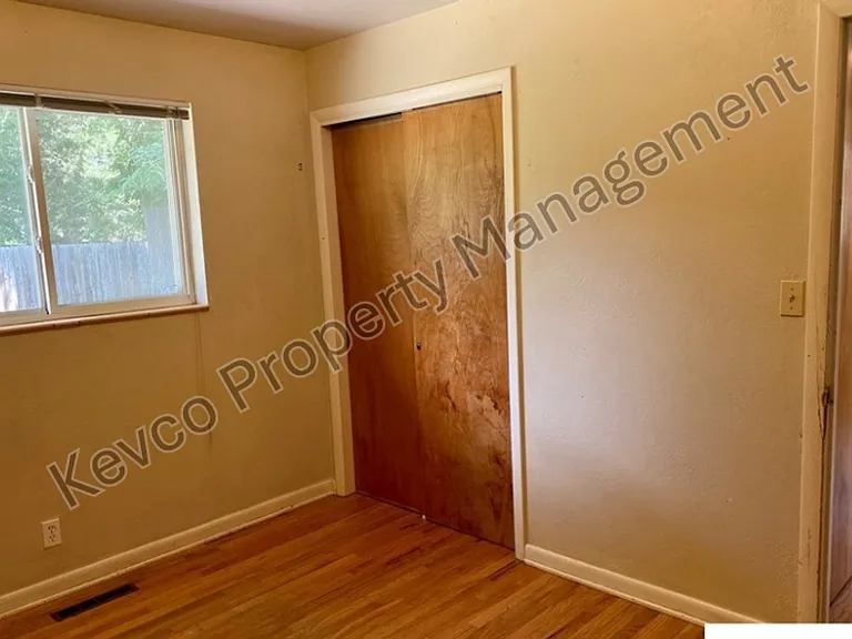 1940 W Lake St — Photo 8