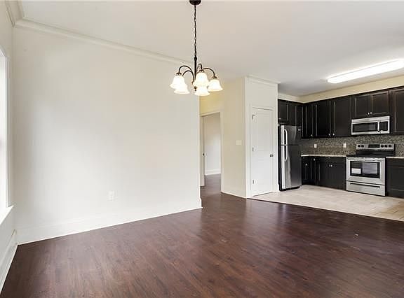 5th image of 2413 Gladiolus St