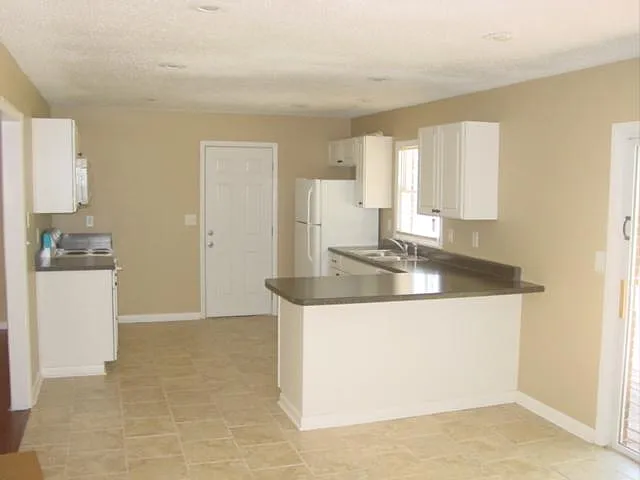 600 Larry Dr — Photo 4