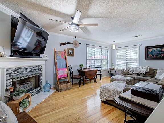 3rd image of 272 Mount Vernon Dr