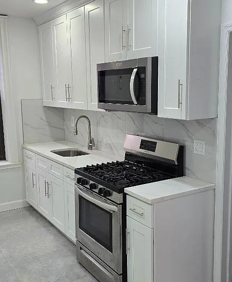 212 E 52nd St #1R — Photo 1