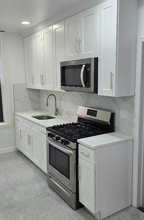 212 E 52nd St #1R