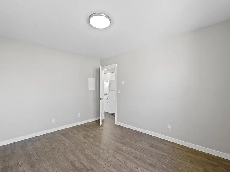 920 W Entiat Ave #B — Photo 8