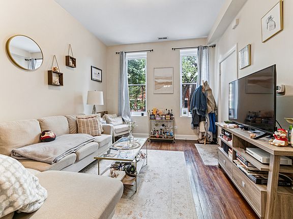 3rd image of 1037 N Honore St #1F