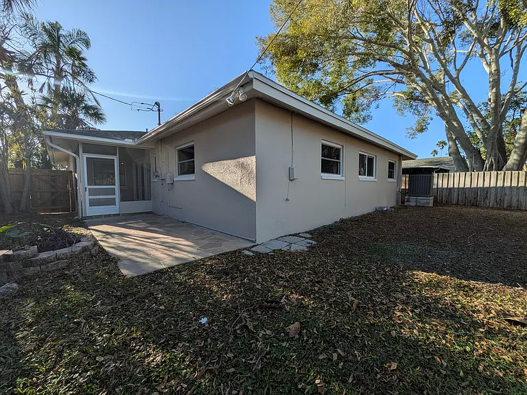 5523 Venetian Blvd NE — Photo 38
