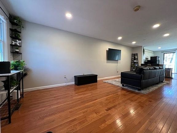 4th image of 517 Fox Hollow Way