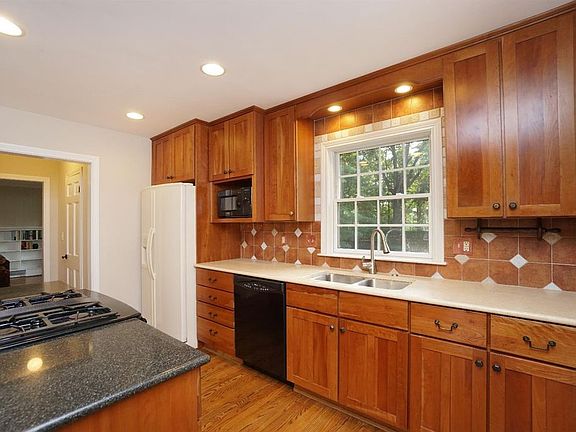 4th image of 10360 Pendery Dr