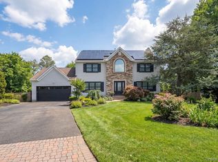 19 Lindsey Place, Holbrook, NY 11741