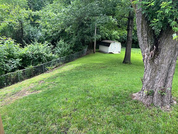3rd image of 813 W 109th Ter