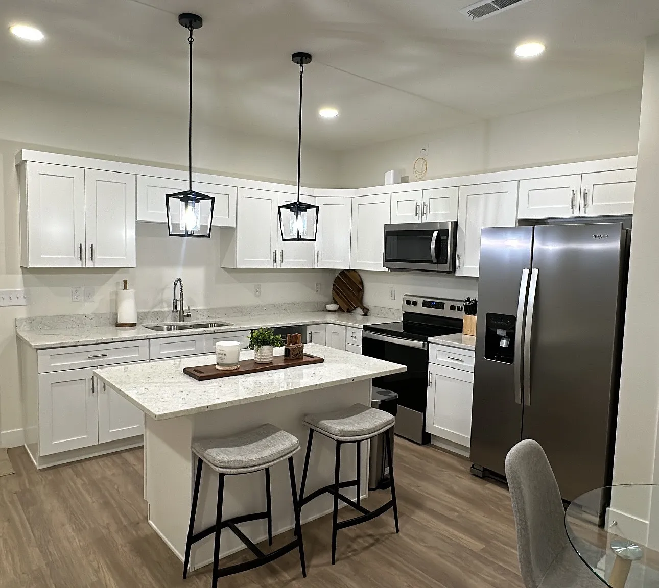3800 Cambridge Dr — Photo 2