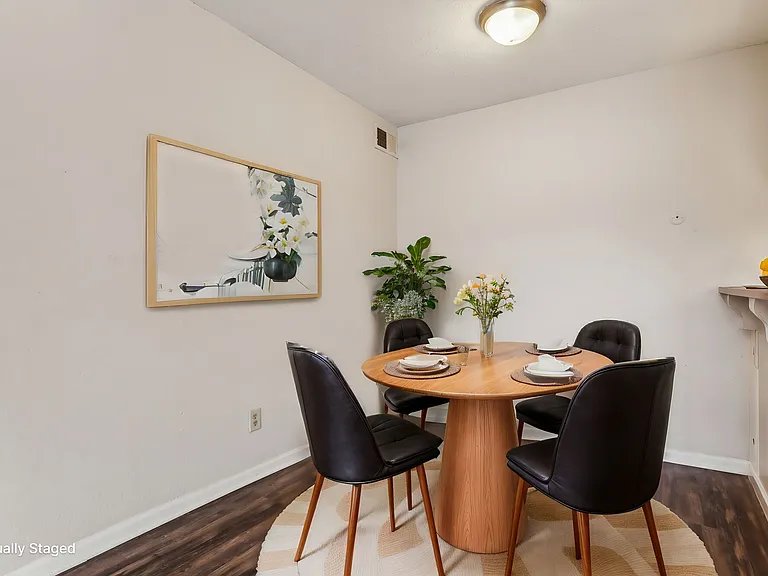 Royal Ridge Apartments — Photo 9