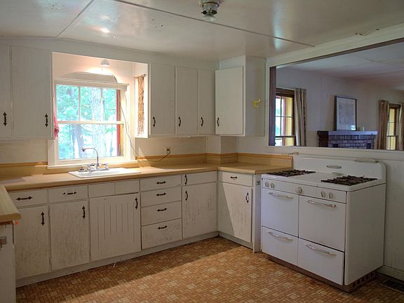 5th image of 6285 Woods Bay Dr NE