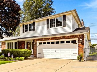 124 Palmdale Dr, Williamsville, NY 14221