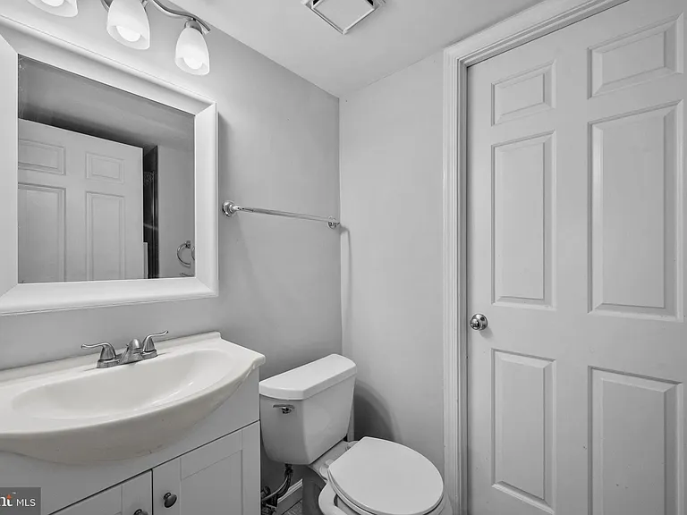 2035 S Glebe Rd — Photo 43