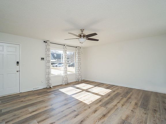 3rd image of 323 Pinonwood Dr
