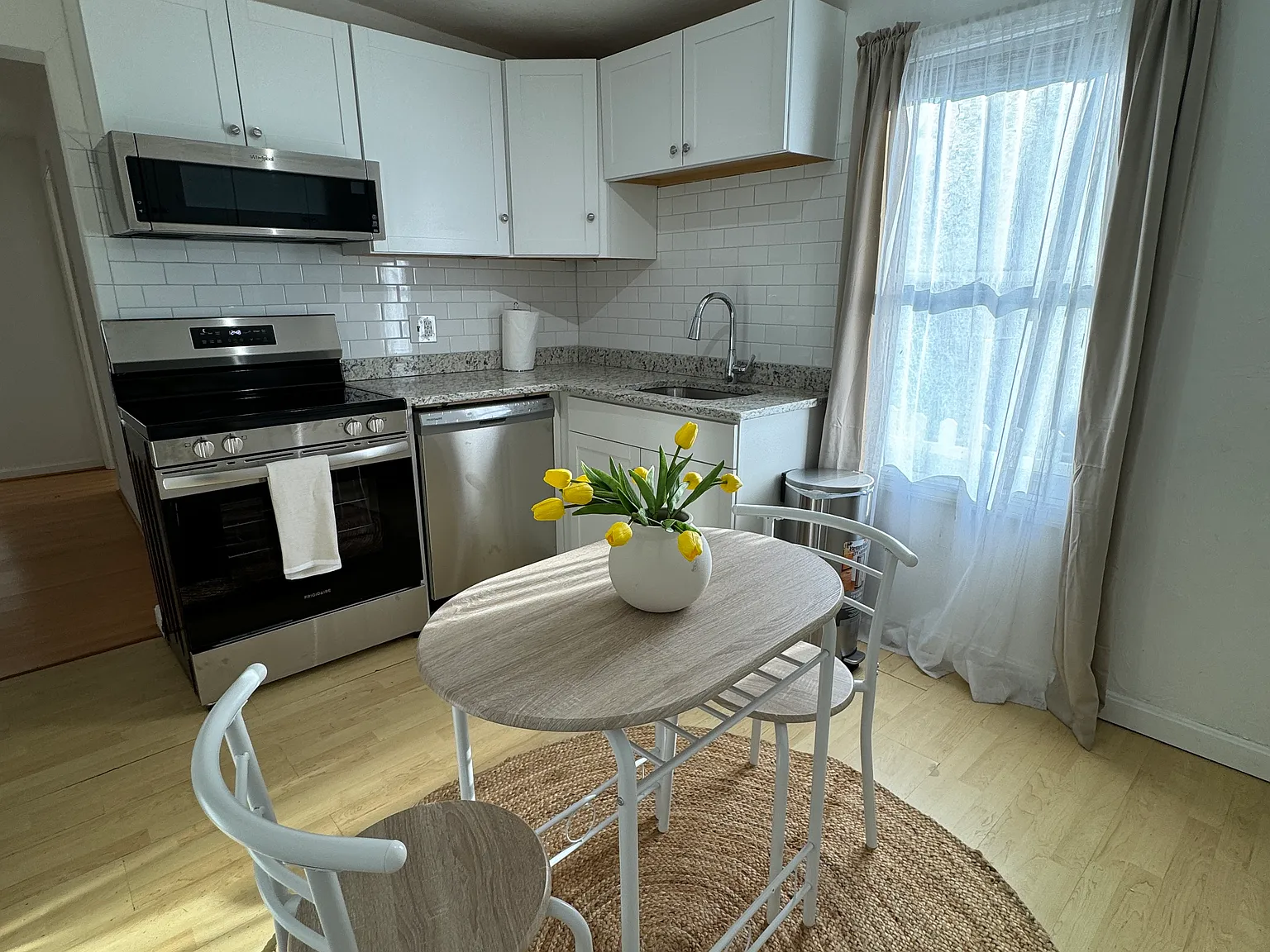 2 bed, 1000 sqft, $2,150 — Photo 2