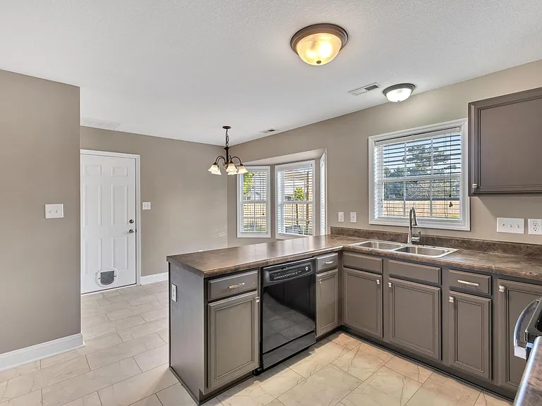 324 Beacon Ln — Photo 4