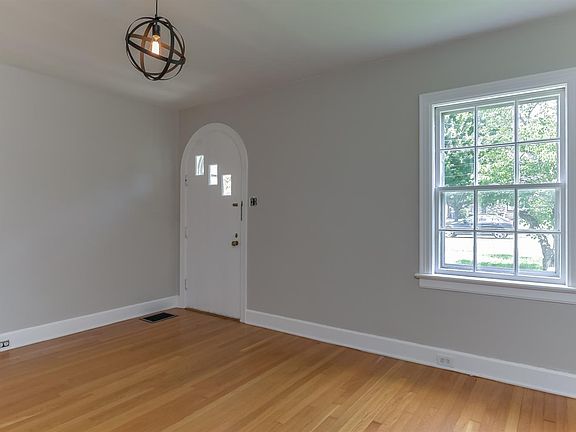 3rd image of 132 N Broadway Park