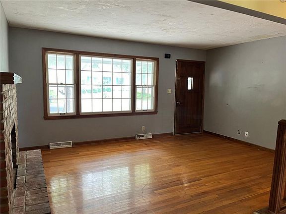 3rd image of 406 NW Village Dr