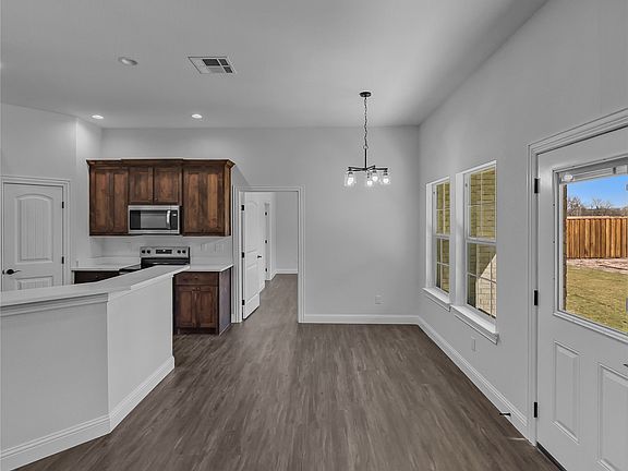 5th image of 905 W Cardinal St