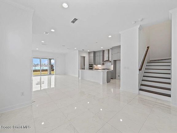 4th image of 425 Marquesa Cir