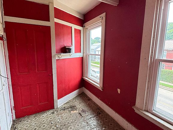 5th image of 506 W Locust St
