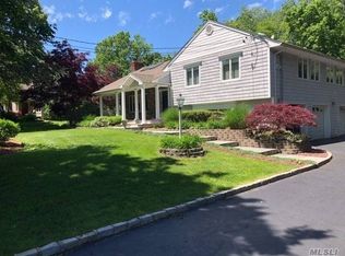 27 Woodedge Dr, Dix Hills, NY 11746