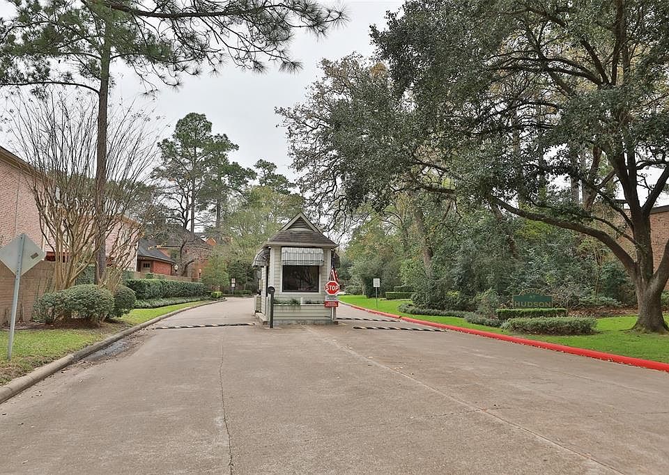 Fabulous townhome community located in the highly desirable memorial Woods of Hudson. Lock and leave guarded security.