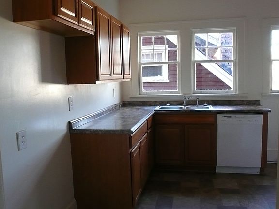 kitchen does have appliances