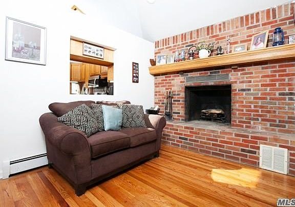 5th image of 266 Hillcrest Dr