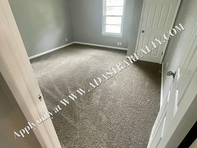 4904 NE 44th Ter — Photo 9