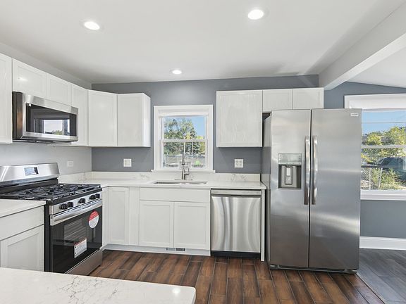 4th image of 943 Greenbay Ave