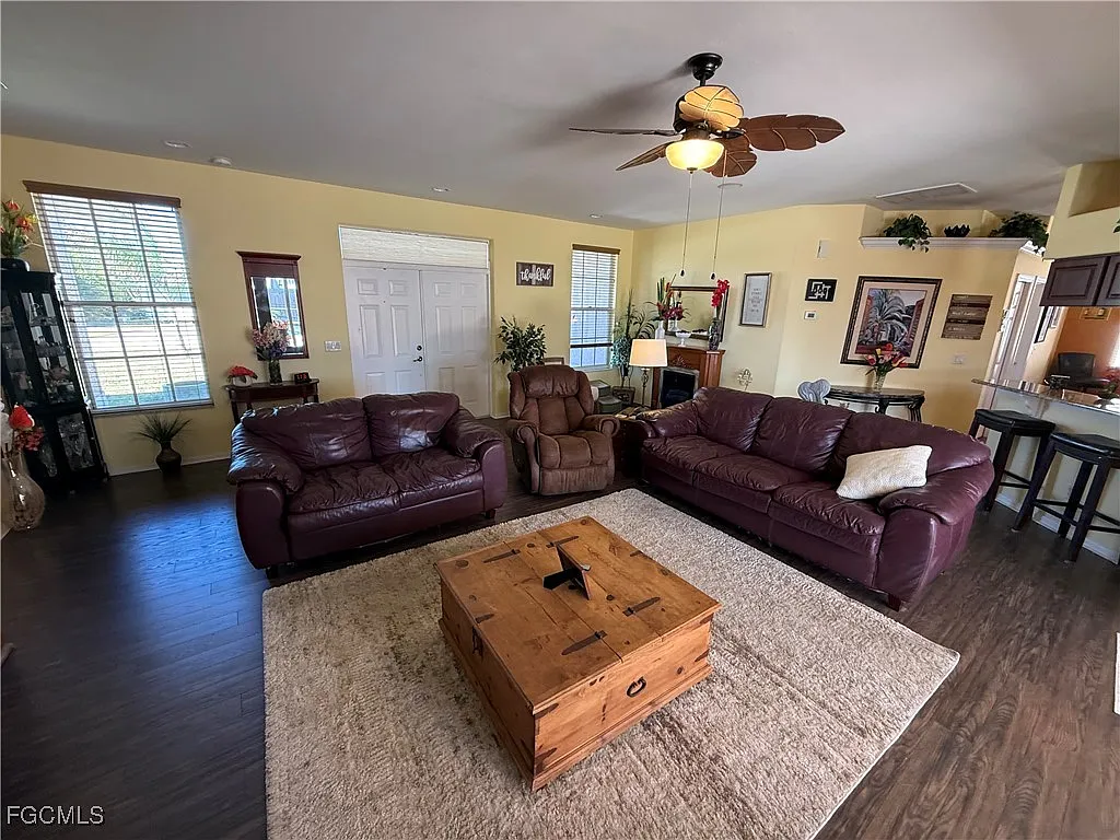3 bed, 2.0 bath, 1926 sqft, $2,500 — Photo 3
