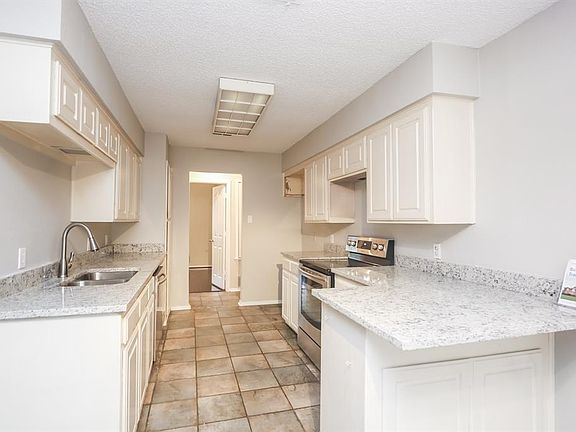 3rd image of 2323 Lucas Dr