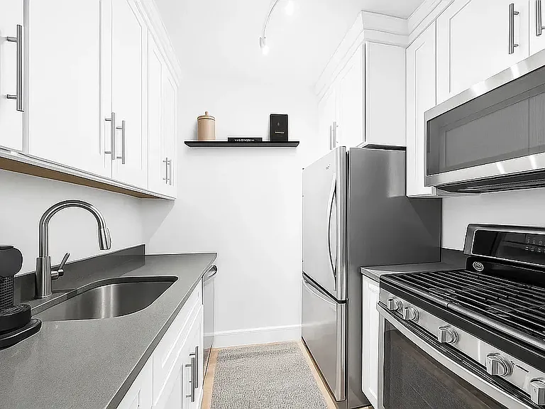 330 W 56th St #9P — Photo 2