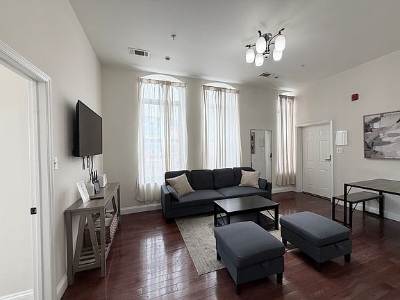 4th image of 217 N 11th St #401