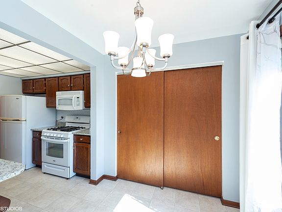2nd image of 100 Clubhouse Ln APT 106B