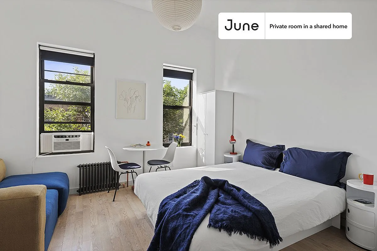 Queen bedroom in 3 bed/3 bath home in Ridgewood #1880 C — Photo 1