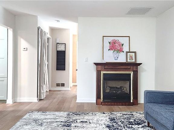 5th image of 127 Lamplighter Cir